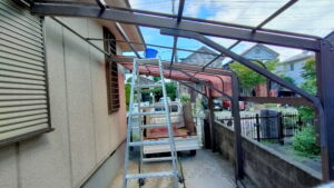 カーポートアクリル屋根撤去途中