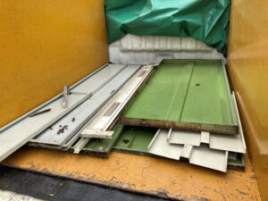 物置解体積込み途中