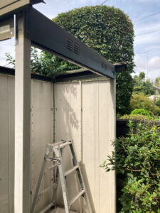 物置解体撤去　解体途中