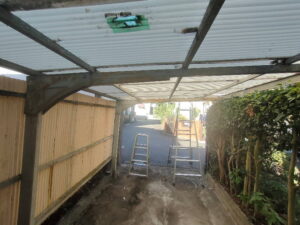 サイドパネル波板鉄製カーポート撤去前