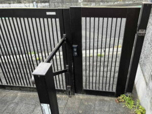 跳ね上げ門扉撤去前と玄関門扉の撤去前