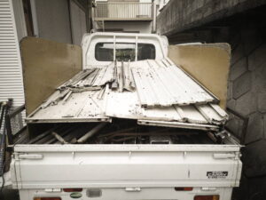 物置解体部材積込み途中