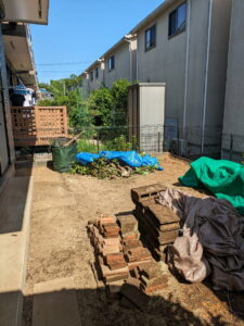 庭木伐採枝レンガ平板等搬出前