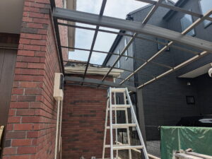 カーポートポリカ屋根取り外し中