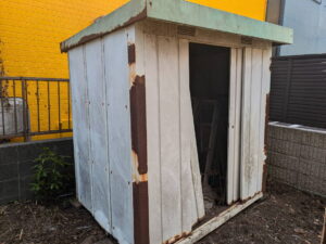 錆で扉が動かない物置解体前