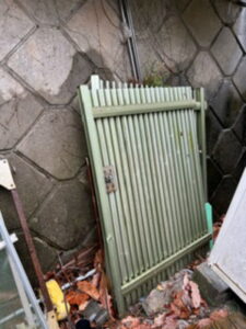 玄関門扉片付け前