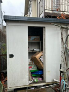 扉がなかなか開かない物置