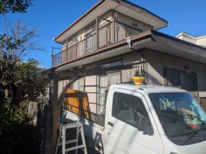 カーポート解体途中荷台で作業