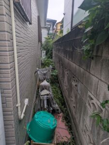 建物脇草取り前