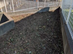 フェンス内草刈り後